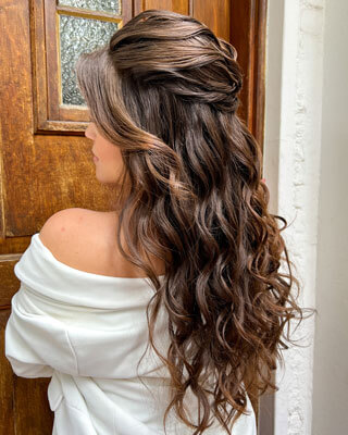 Penteado semi preso despojado com ondas e torcidos para festa